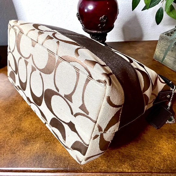 COACH Signature Canvas Shoulder Bag, No. F13581 - Picture 7 of 10